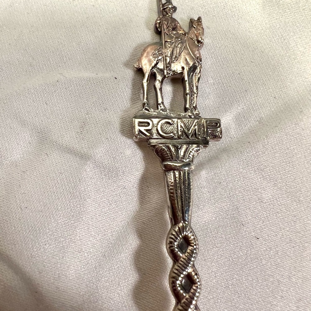 Lot of 2 vintage souvenir spoons, 1976 Olympics & RCMP 1873-1973 made n Holland - Picture 7 of 10